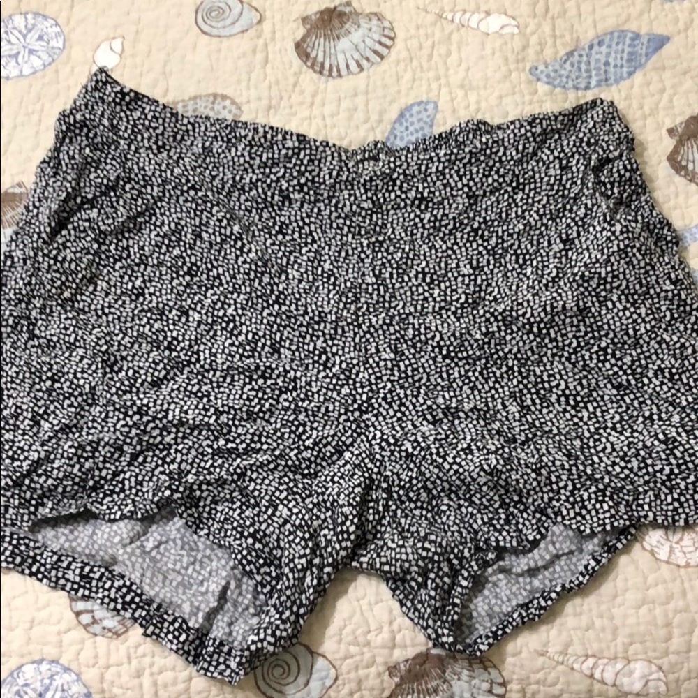 Patterned high rise shorts